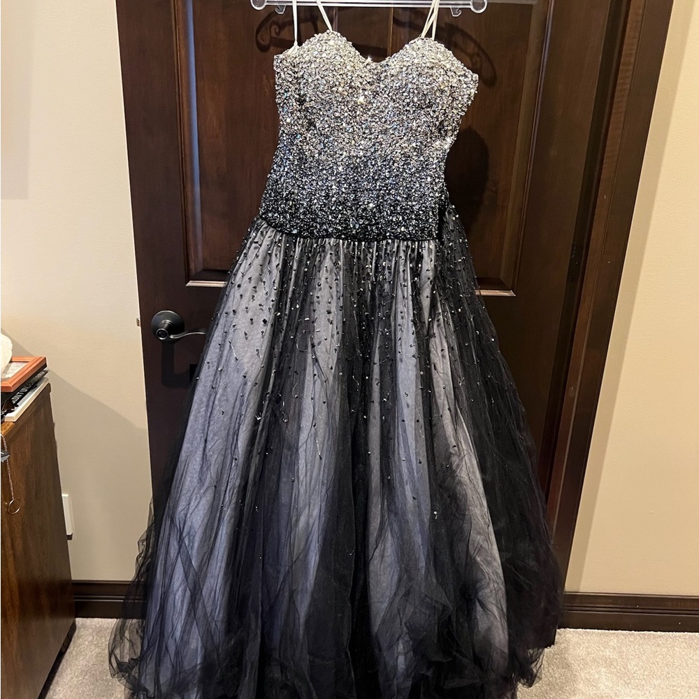 Mac Duggal Elegant Black Evening Gown - Picture 3 of 4